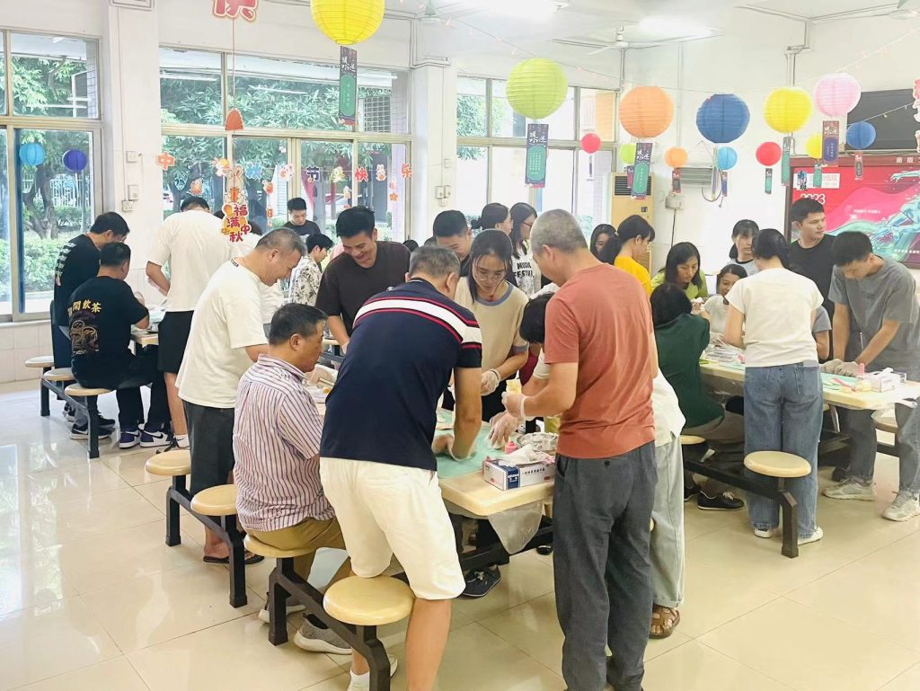 團(tuán)圓迎中秋，巧手做月餅